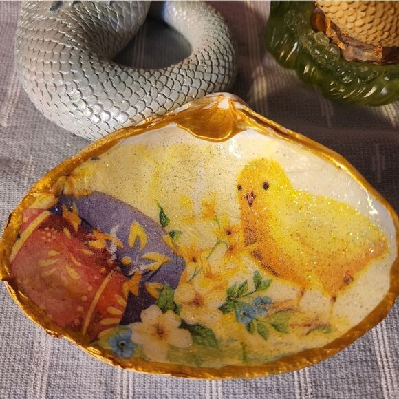 DECOUPAGE EASTER CHICK AND EGGS ON A CLAM SHELL - Picture 2 of 5